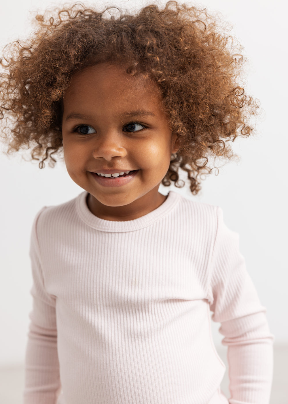 Langærmet lyserød baby-T-shirt med rund hals og ribkant