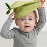 Lysegrøn strikhue til baby båret af barn
