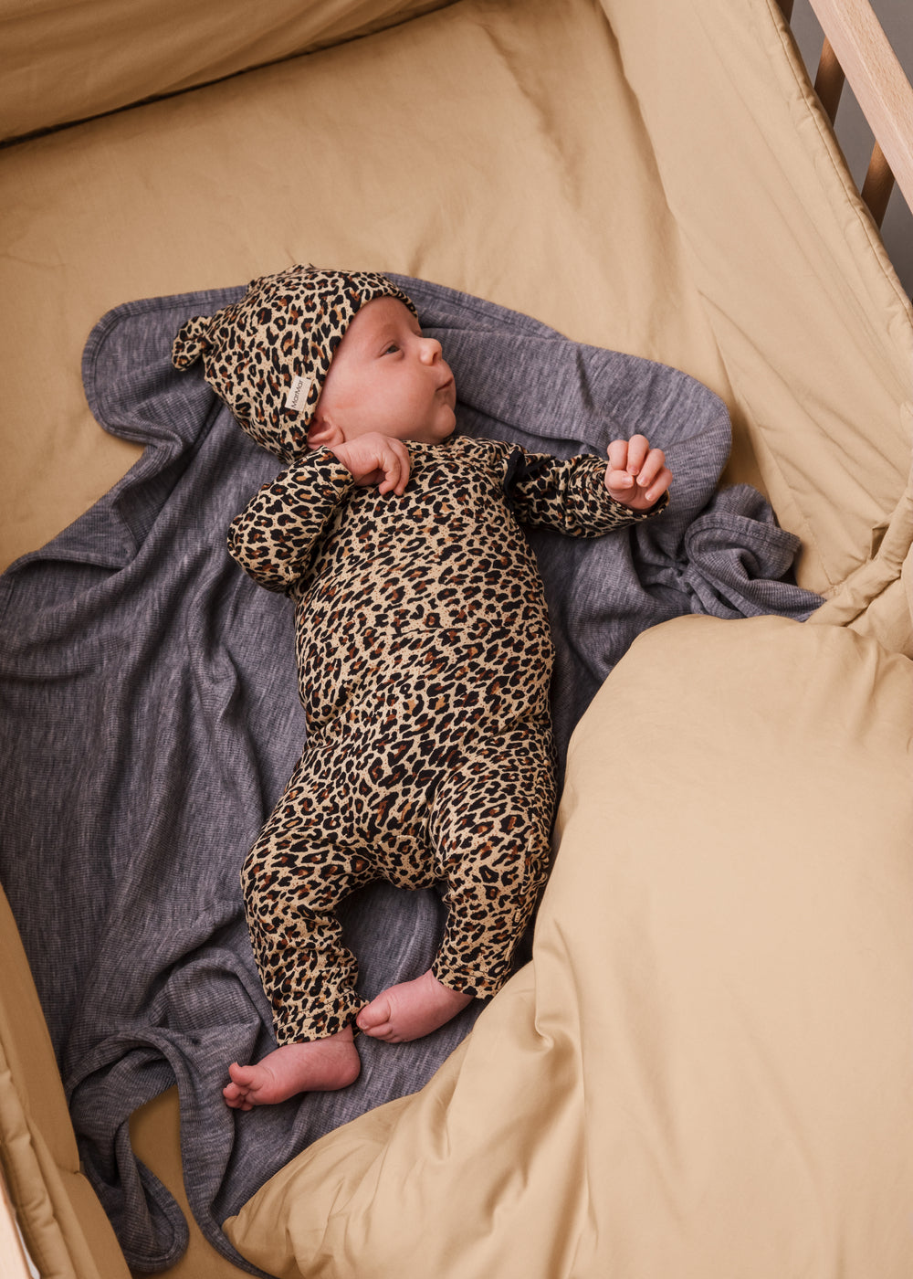 Baby i leopard heldragt og hue