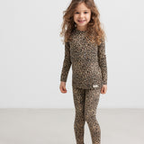 Pige i leopard leggings og bluse