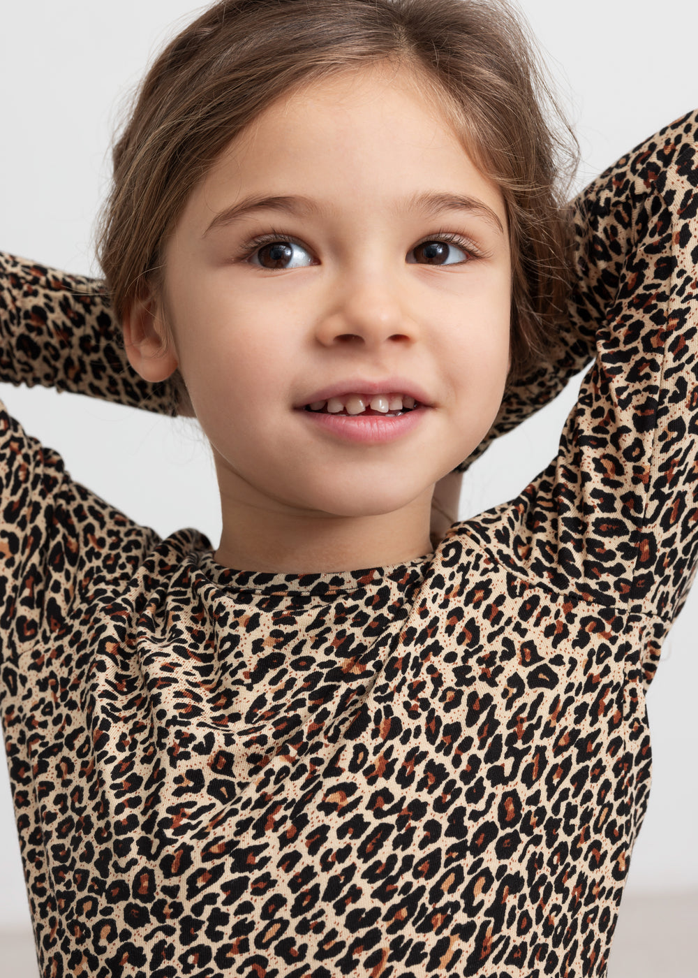 Pige i leopard bluse