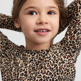 Pige i leopard bluse
