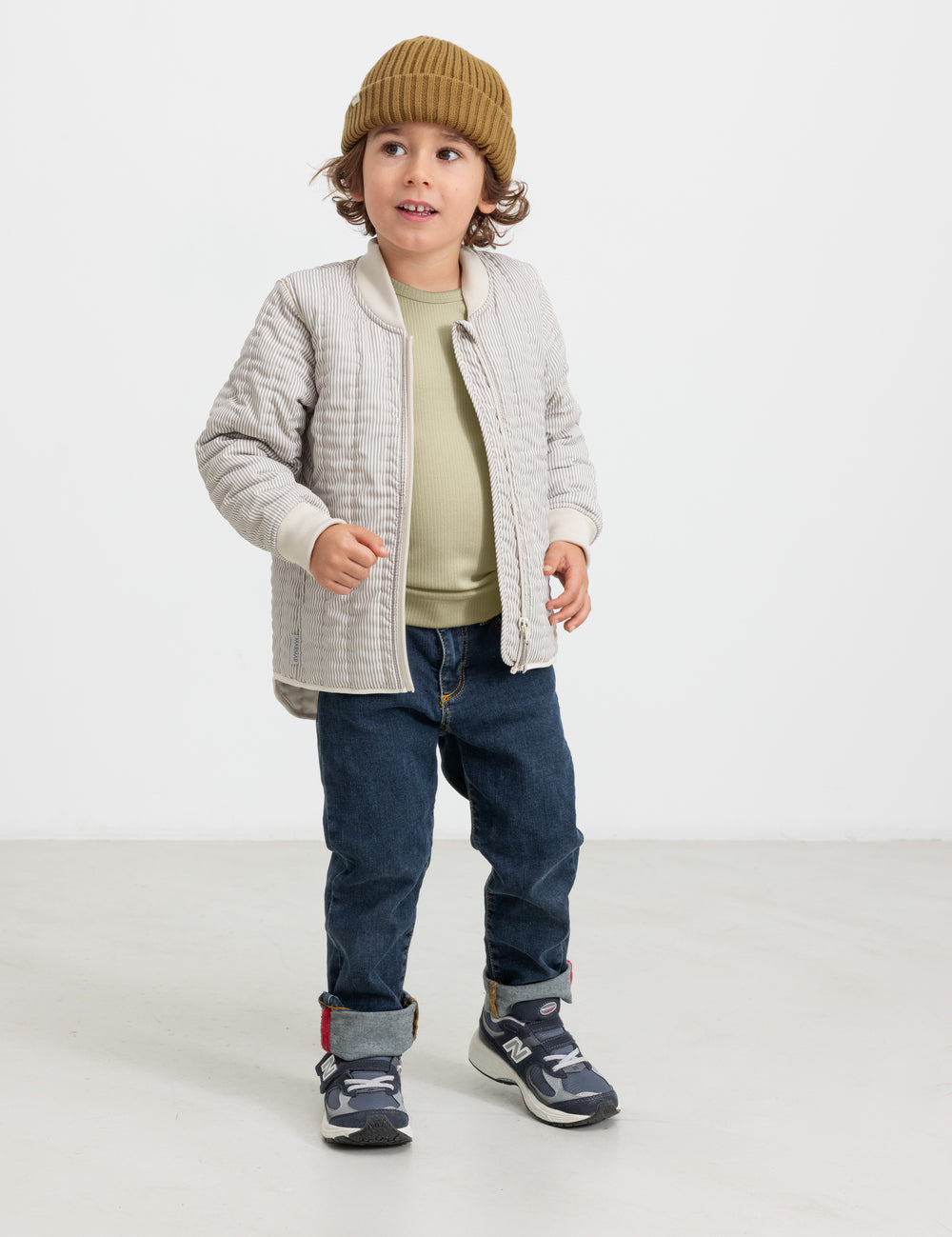 Barn iført mørkebrun stribet termo jakke