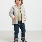 Barn iført mørkebrun stribet termo jakke