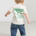 Baby iført råhvid T-shirt med grønt Moomin print og jeans