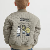 Barn set bagfra iført grøn jakke med Moomin print
