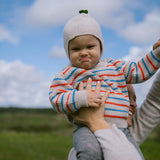 Baby i stribet striktrøje og hue udendørs