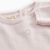 Lyserød melange cashmere heldragt med ribkant og knaplukning ved hals