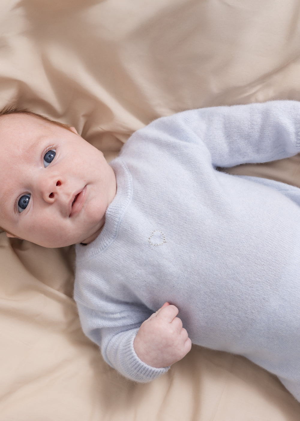 Kashmirdragt i lys blå melange på spædbarn med lange ærmer og ben