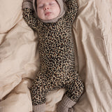 Grå meleret strikhue på baby med åbning ved ansigtet