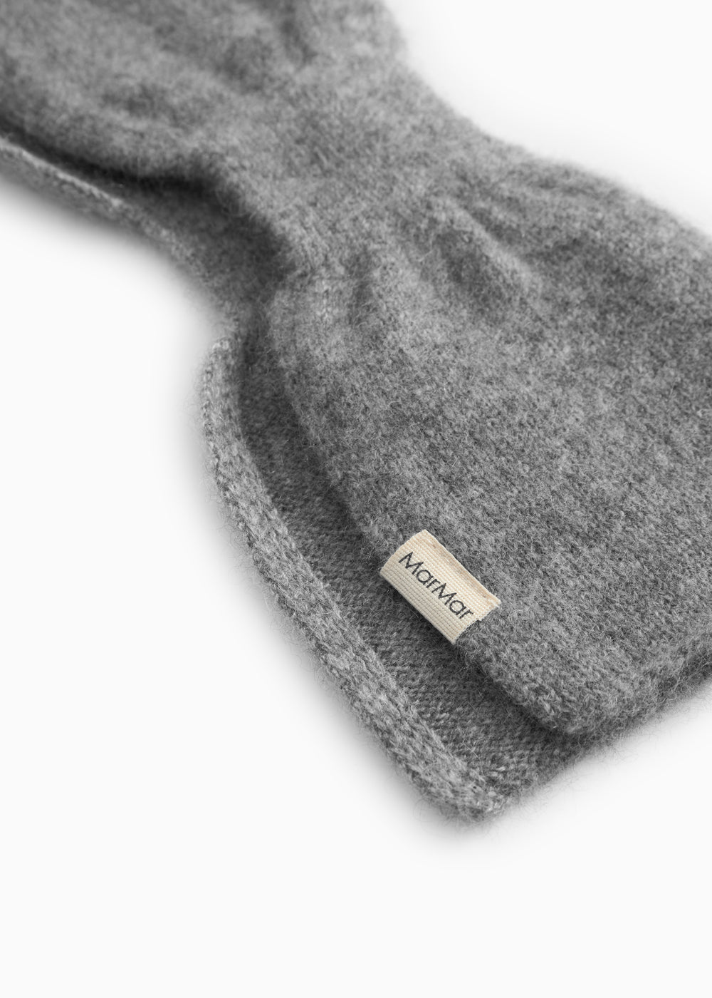 Detalje af gråmeleret cashmere-tørklæde med tekstmærke