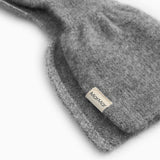 Detalje af gråmeleret cashmere-tørklæde med tekstmærke