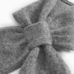 Gråmeleret babytørklæde i cashmere med knude-/sløjfeformet fold