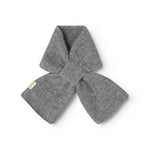 Gråmeleret strikket babytørklæde i cashmere, foldet som sløjfe