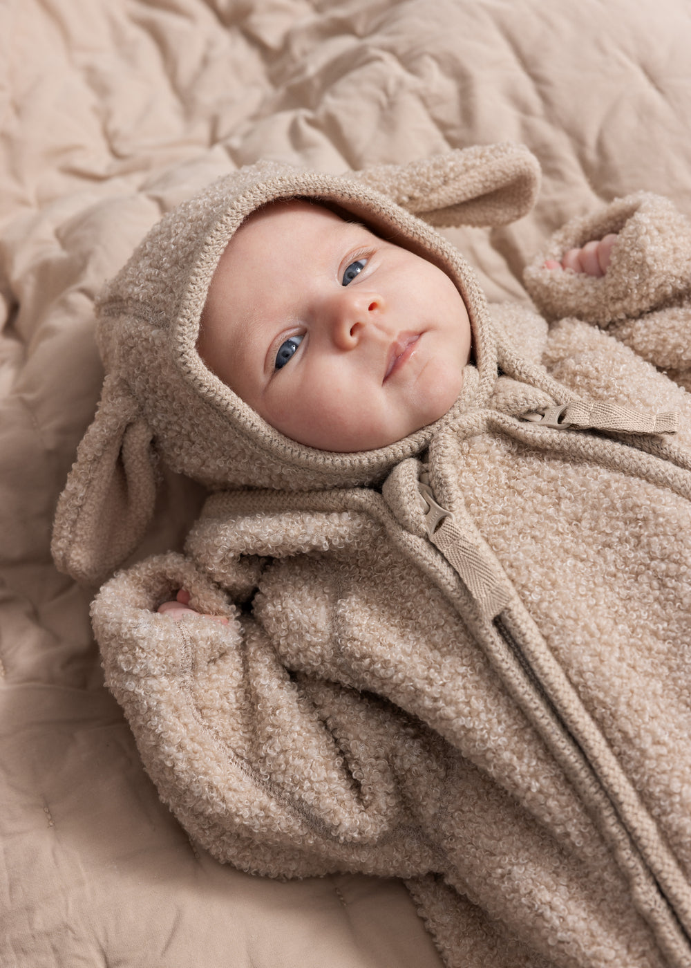 Teddy dragt til baby i mudret melange med hætte og lange ærmer