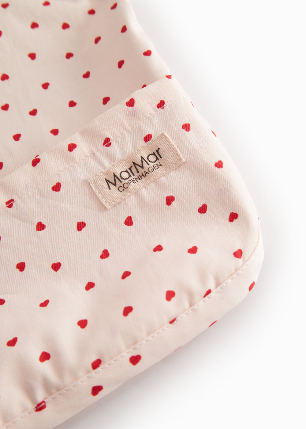 Langærmet spiseforklæde til børn med et fint hjerte print