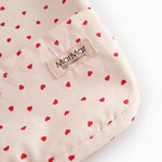 Langærmet spiseforklæde til børn med et fint hjerte print