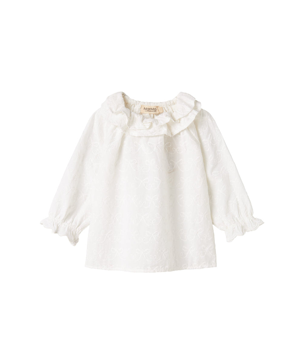 Hvid bluse til børn med flæsekant og broderet mønster