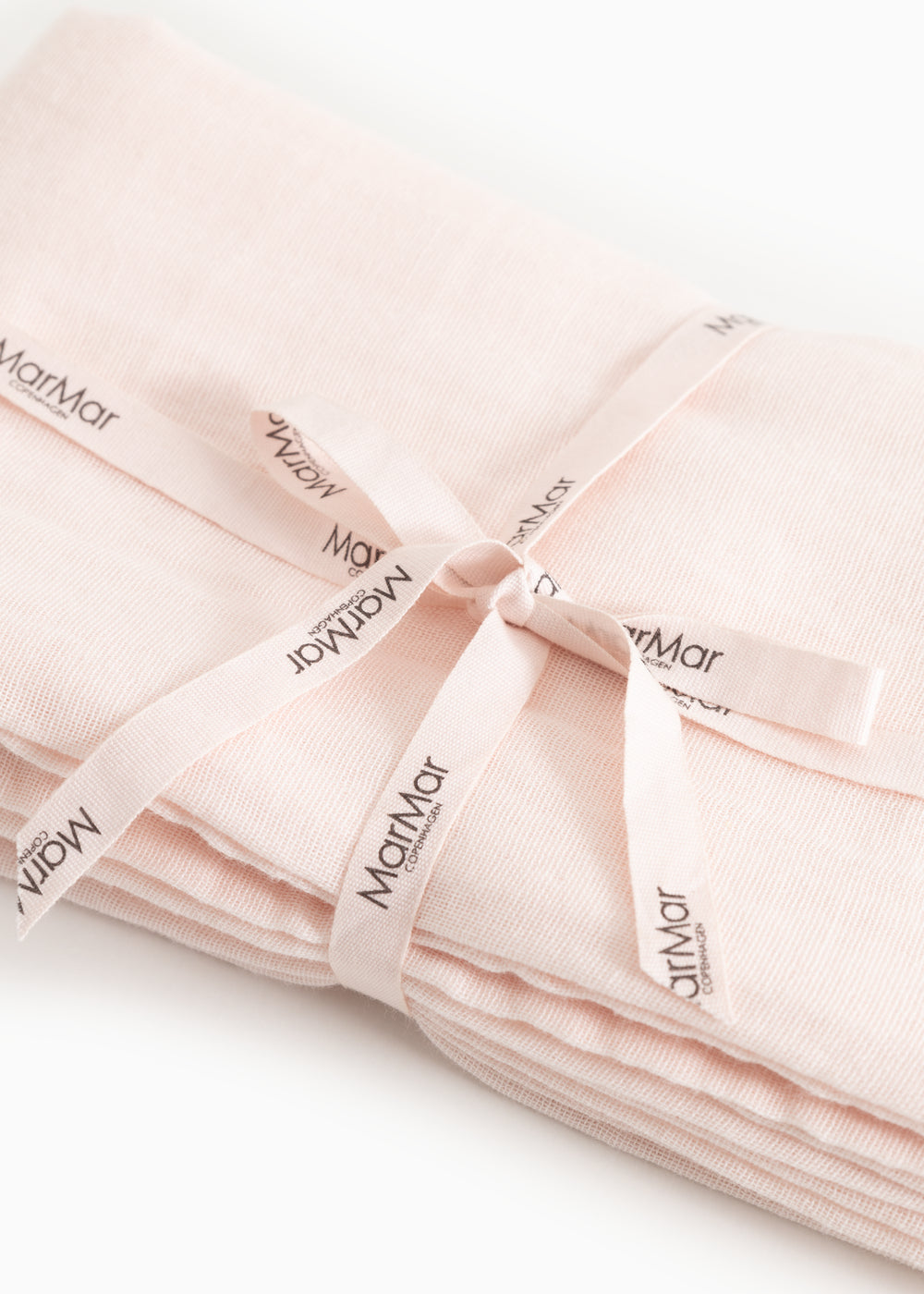 Rosa svøb med bindebånd og MamMar-labels ved knude