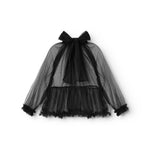 Sort damebluse i tyl med stor sløjfe i halsen og flæser ved ærmer og kant