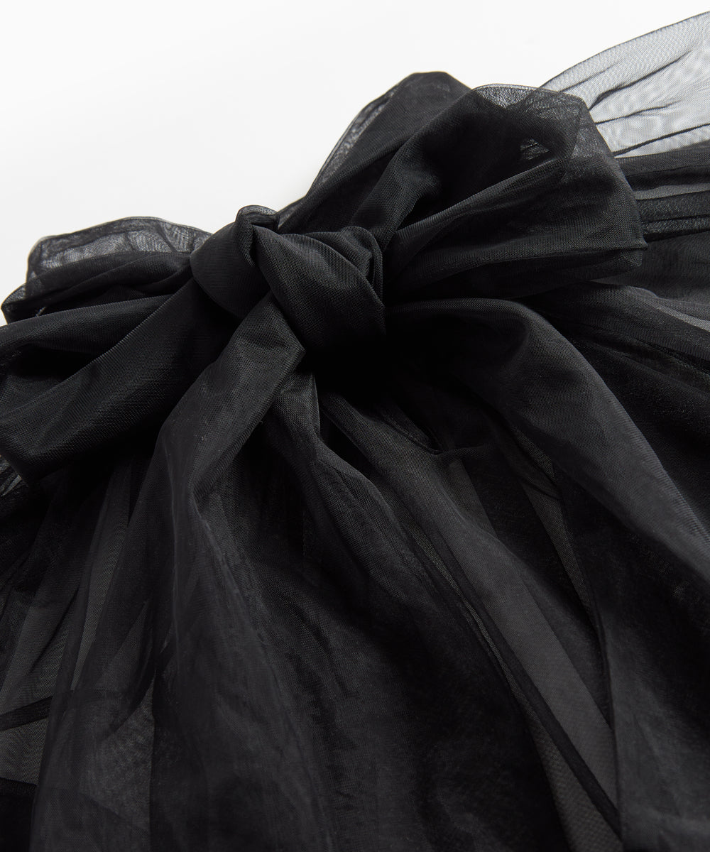 Detalje af sort tylbluse med sløjfe