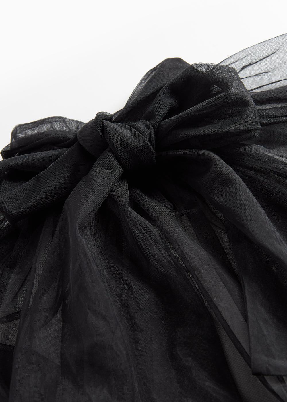 Detalje af sort tylbluse med sløjfe