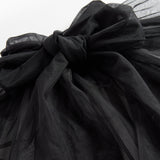 Detalje af sort tylbluse med sløjfe