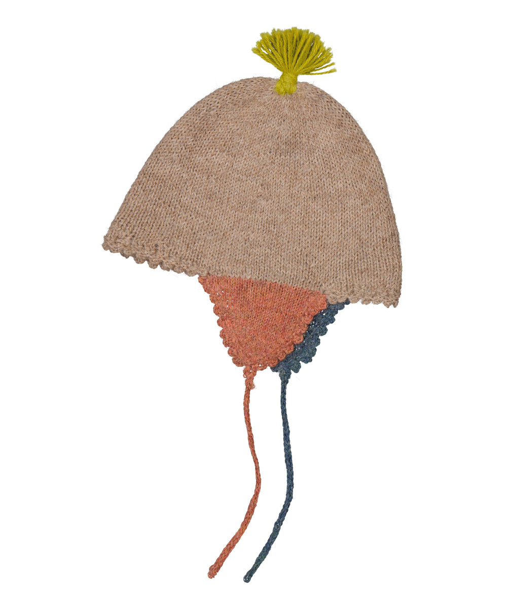 Uldhue til baby i beige med grøn kvast og bindebånd