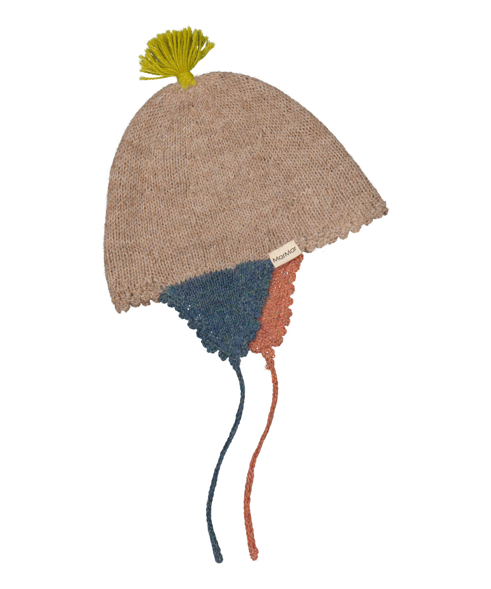 Uldhue til baby i beige med grøn kvast og bindebånd