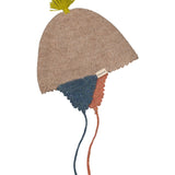 Uldhue til baby i beige med grøn kvast og bindebånd