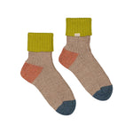 Uldstrømper til børn og kvinder i beige med grøn rib, orange hæl og blå tå