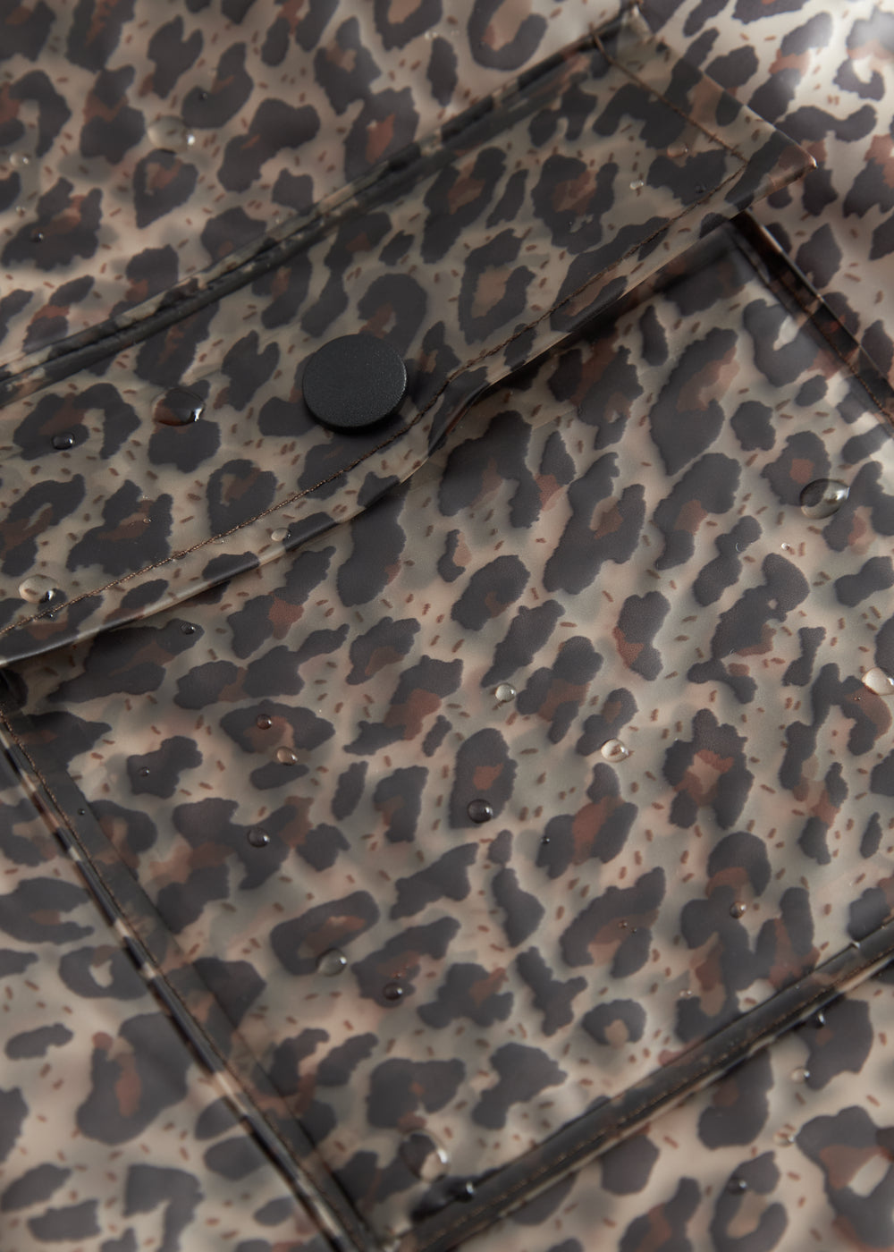 Nærbillede af forlommen på leopardmønstret regnjakke