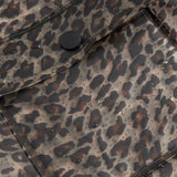 Nærbillede af forlommen på leopardmønstret regnjakke