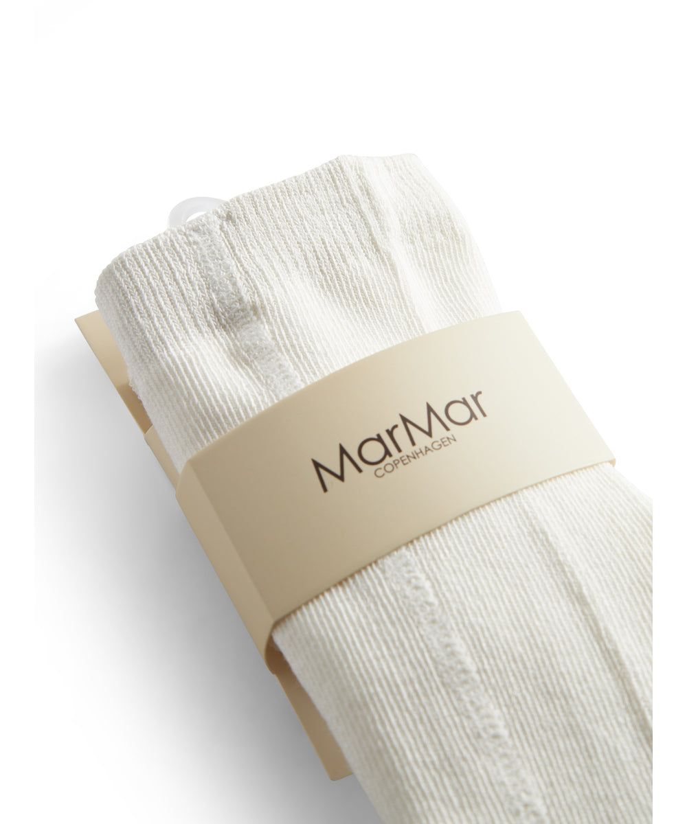 Ribstrikkede strømpebukser til små børn i cremefarvet bomuld