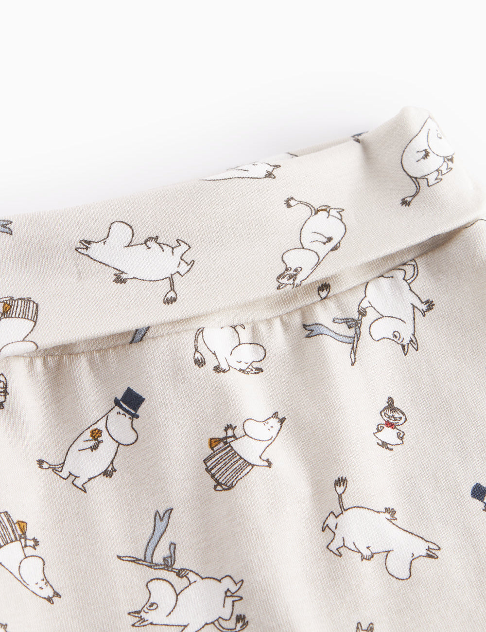 Babybukser i lyst stof med Moomin-print