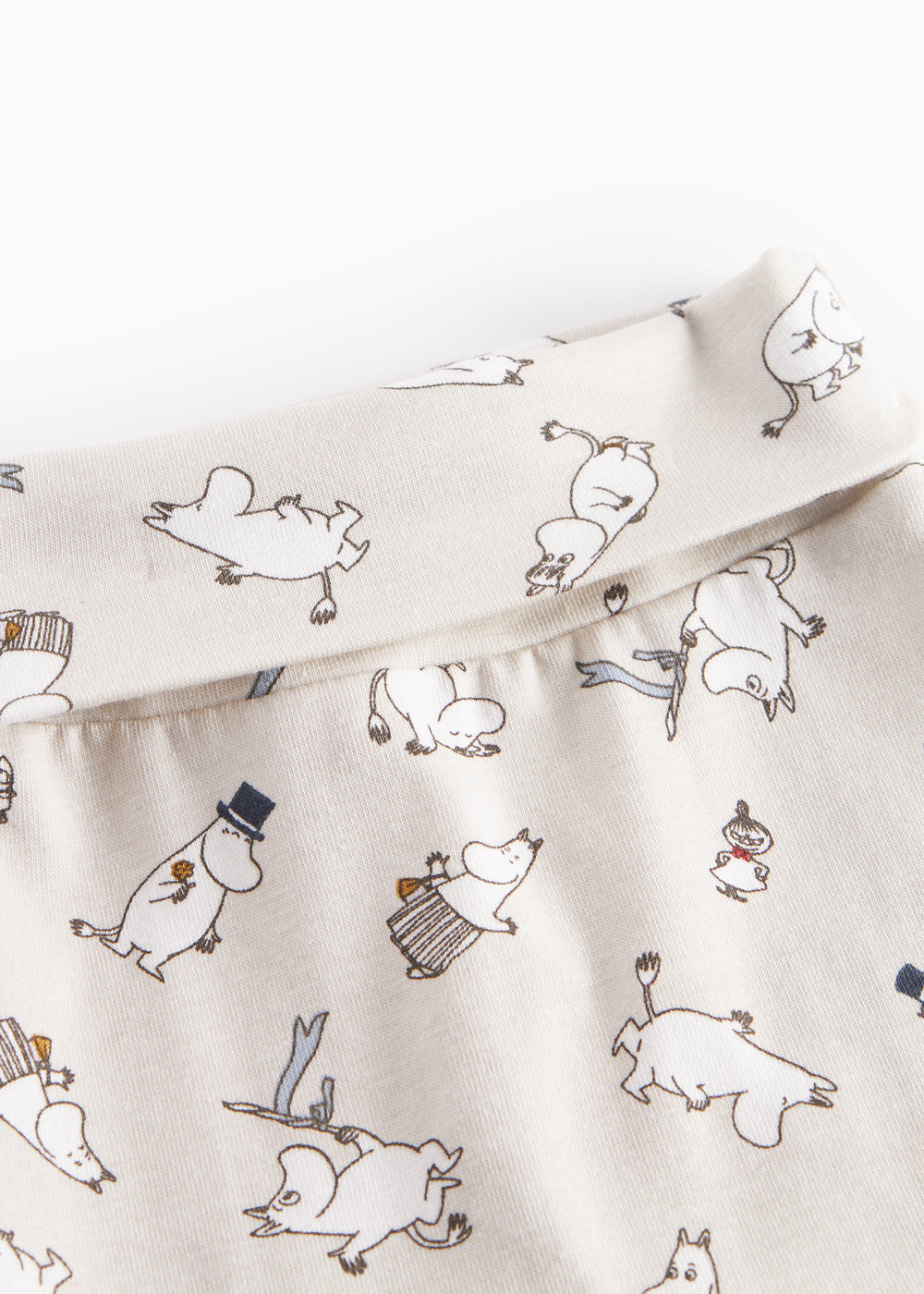 Babybukser i lyst stof med Moomin-print