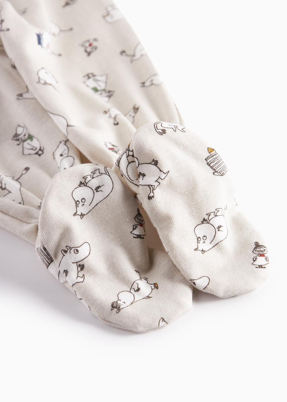 Babybukser med fødder i lyst stof med Moomin-print