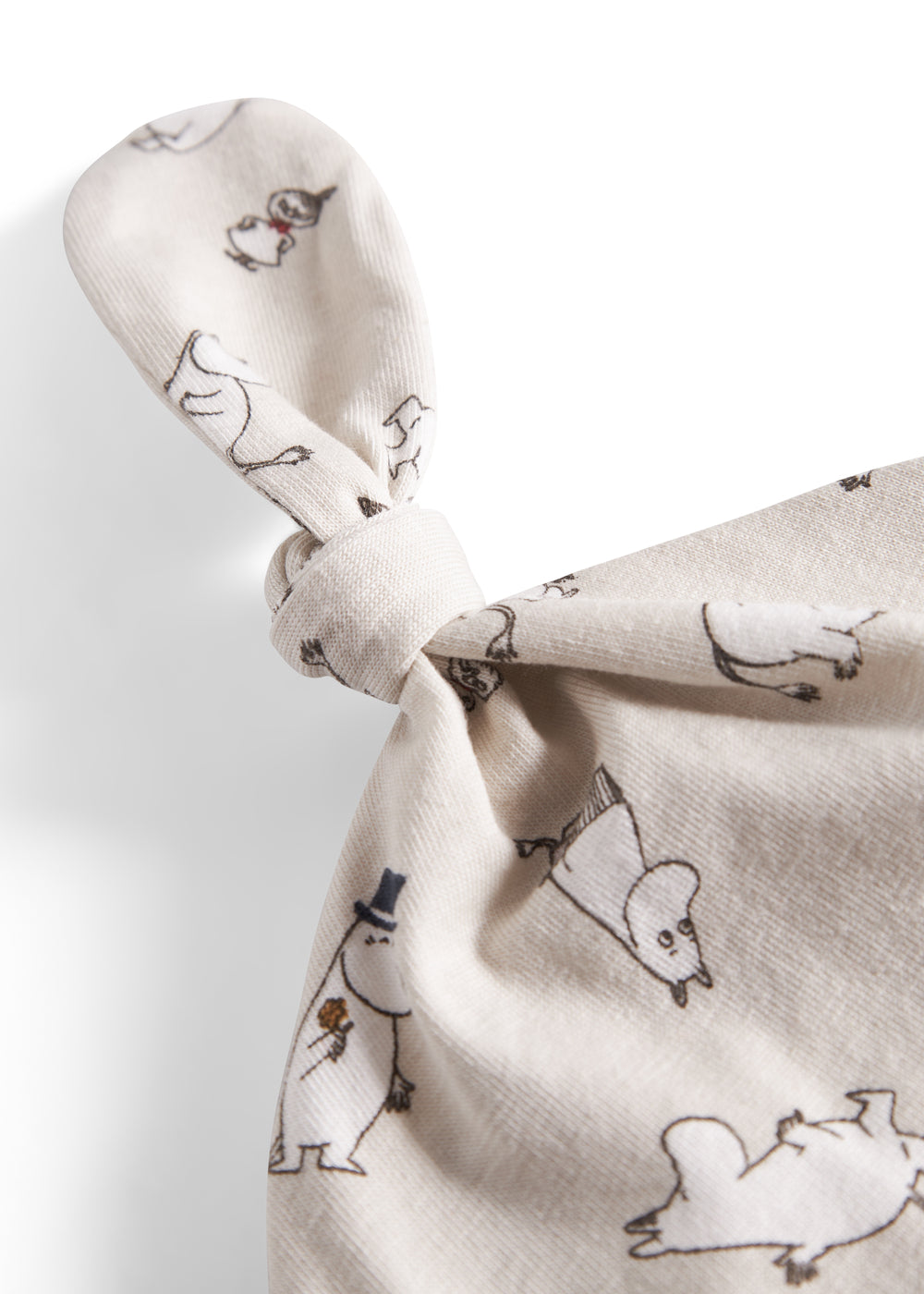 Babyhue med Moomin-print i lyse farver og knude på toppen