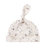 Babyhue med Moomin-print i lyse farver og knude på toppen