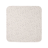 Baby tæppe med Moomin-print i lyse farver.