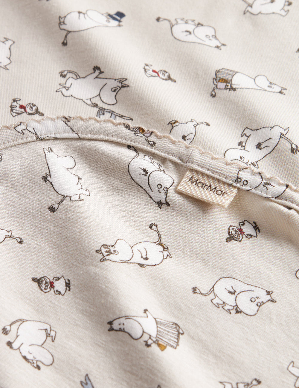 Baby tæppe med Moomin-print i lyse farver