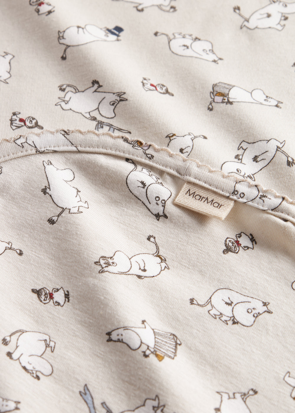 Baby tæppe med Moomin-print i lyse farver