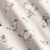 Baby tæppe med Moomin-print i lyse farver.