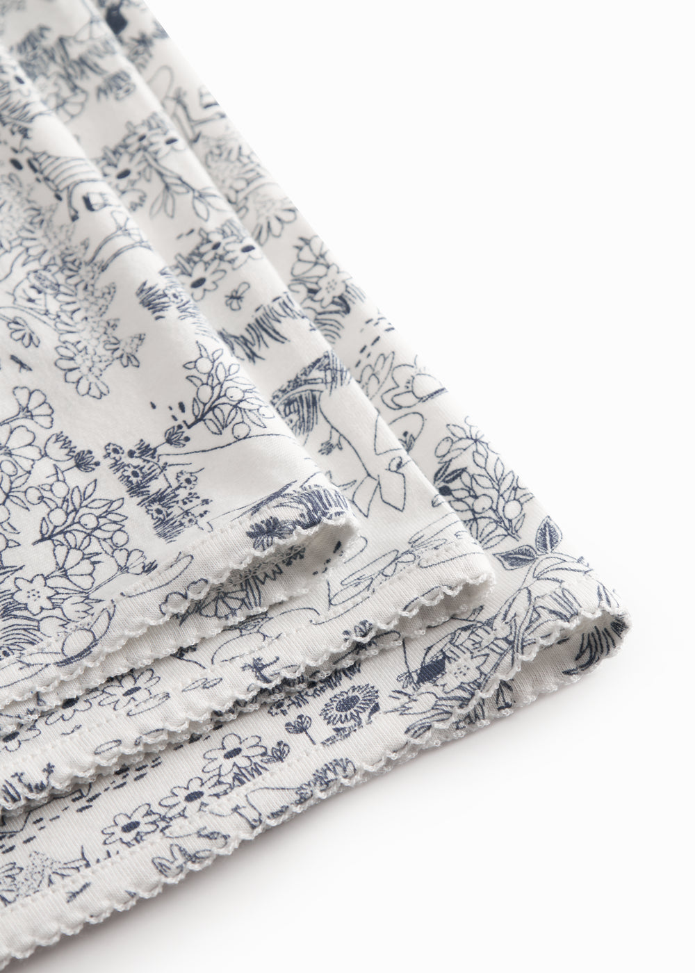 Baby tæppe med Moomin print, rundede hjørner og picotkanter