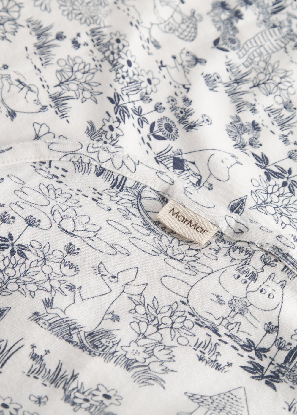 Baby tæppe med Moomin print, rundede hjørner og picotkanter