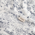 Baby tæppe med Moomin print, rundede hjørner og picotkanter