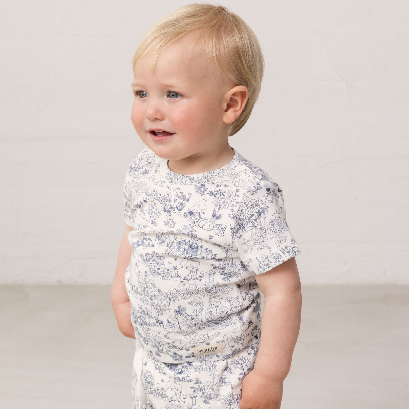 Dreng i t-shirt med mumi print og matchende shorts