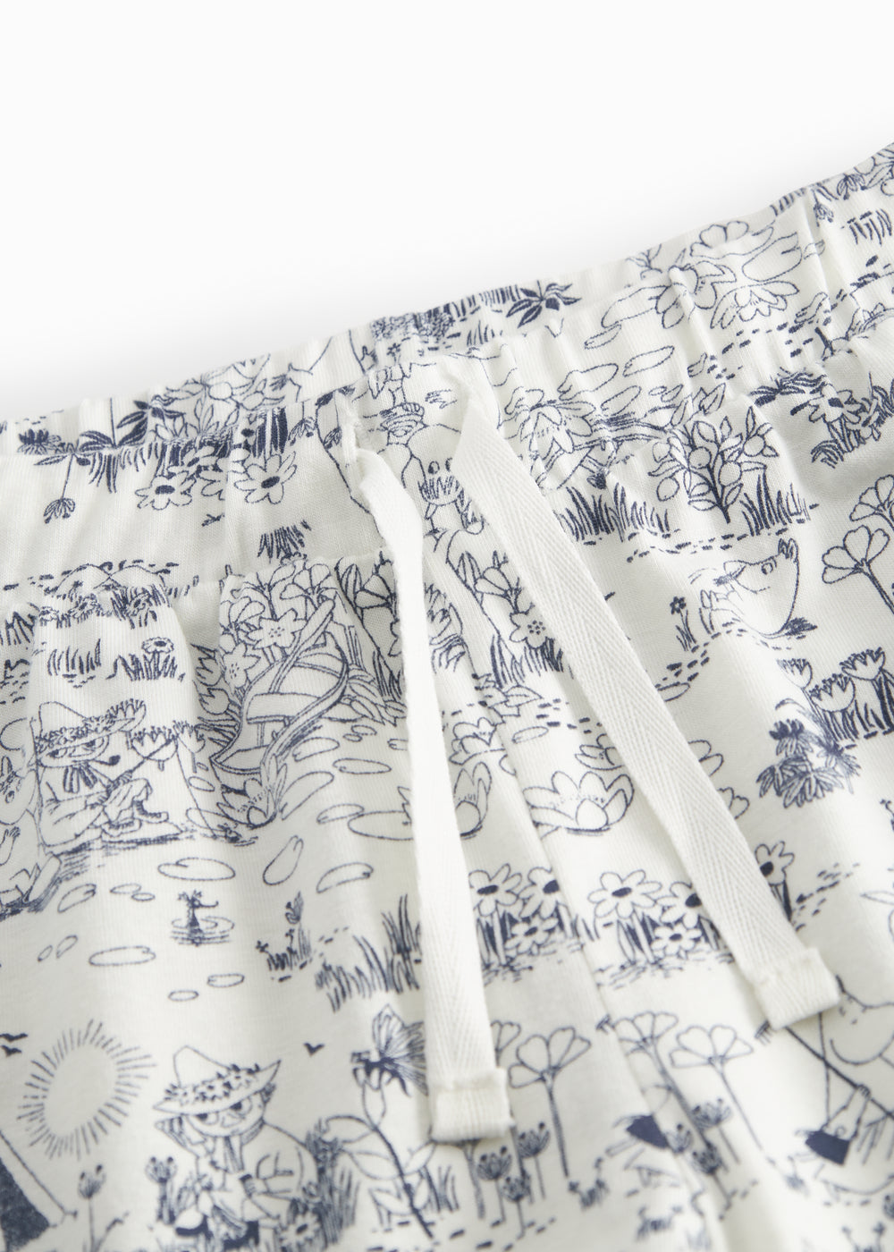Shorts til børn med fint Moomin print, bred elastik samt bindebånd i taljen