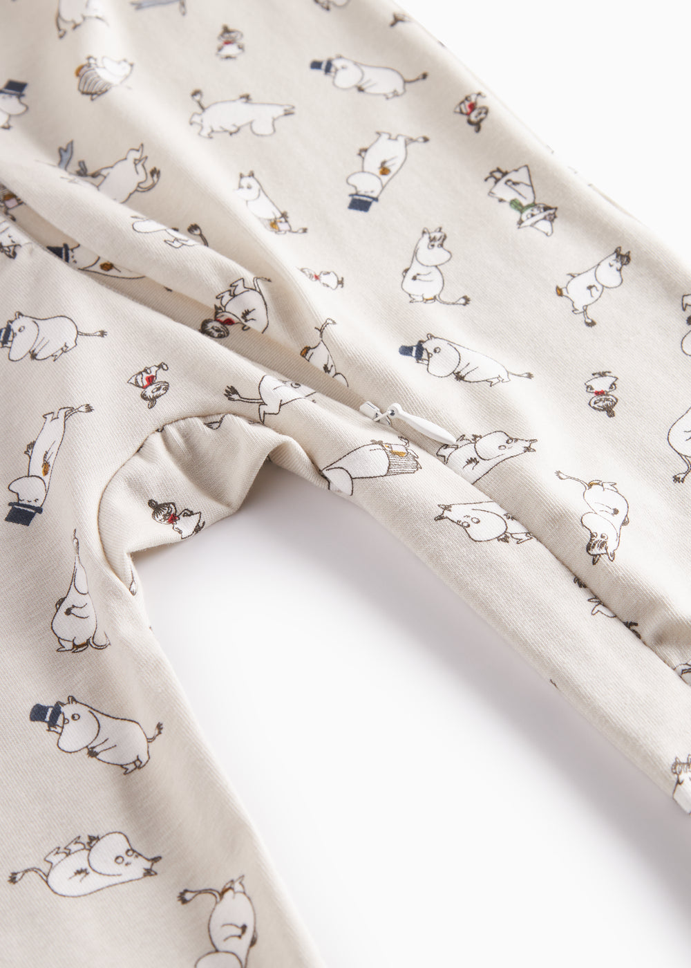 Heldragt til baby med lange ærmer og Moomin-tryk i lyse farver