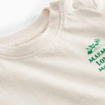 Råhvid T-shirt med grønt Moomin print til baby